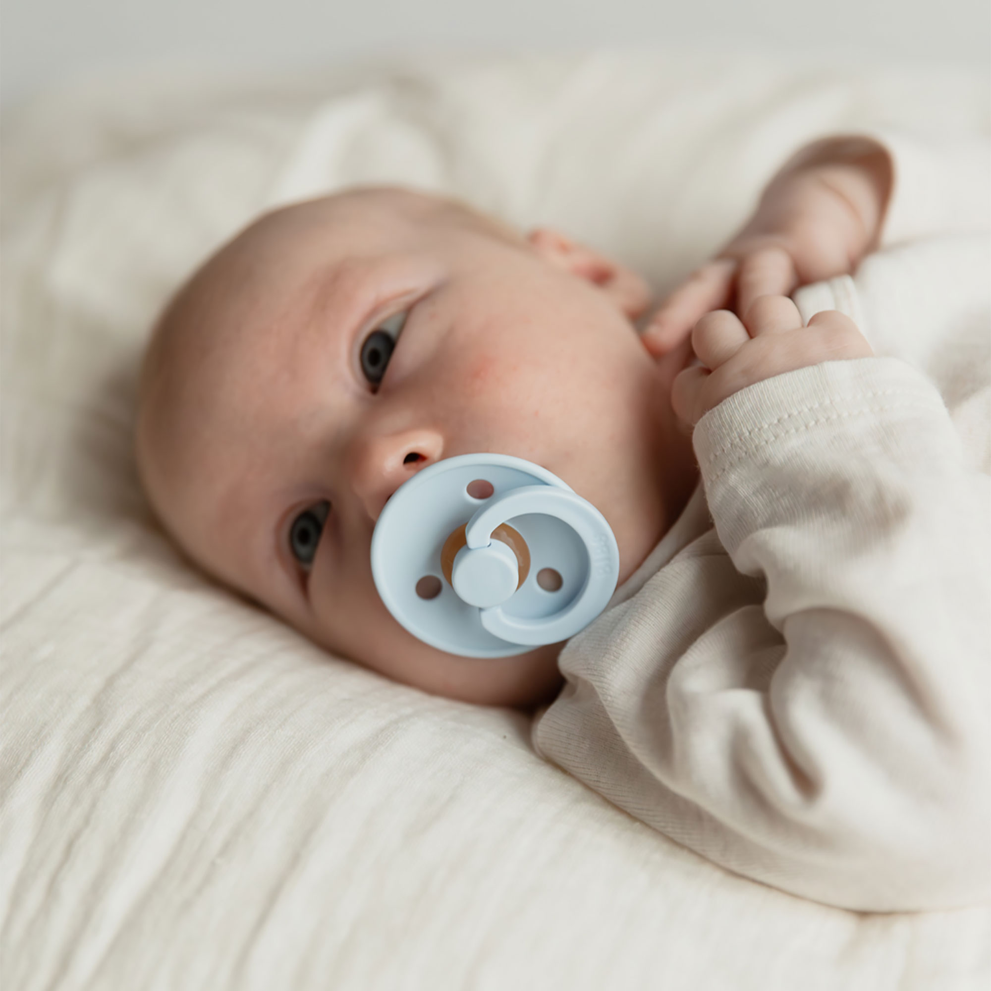 BIBS-Colour-okruhle-cumliky-z-prirodneho-kaucuku-1ks-Baby-blue-square