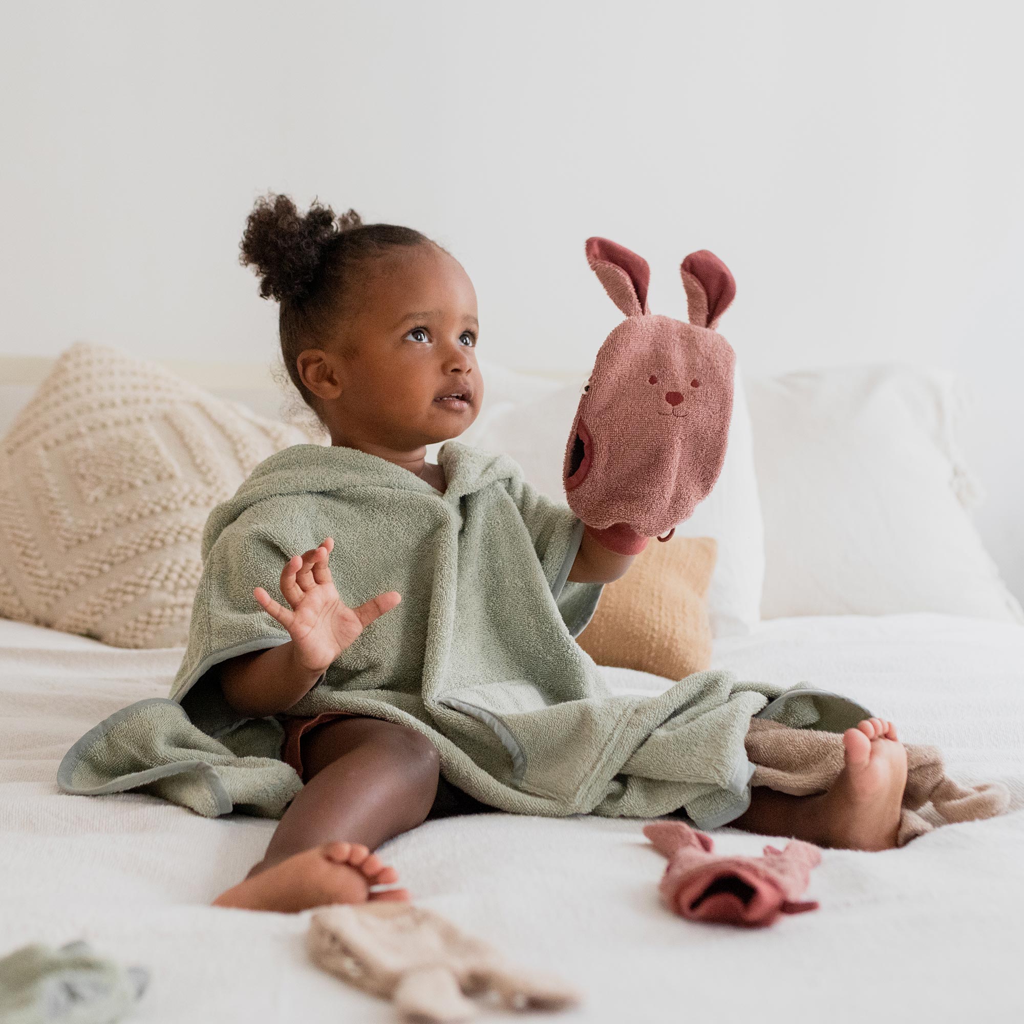 BIBS-Kangaroo-poncho-z-BIO-bavlny_kupanie_square-1