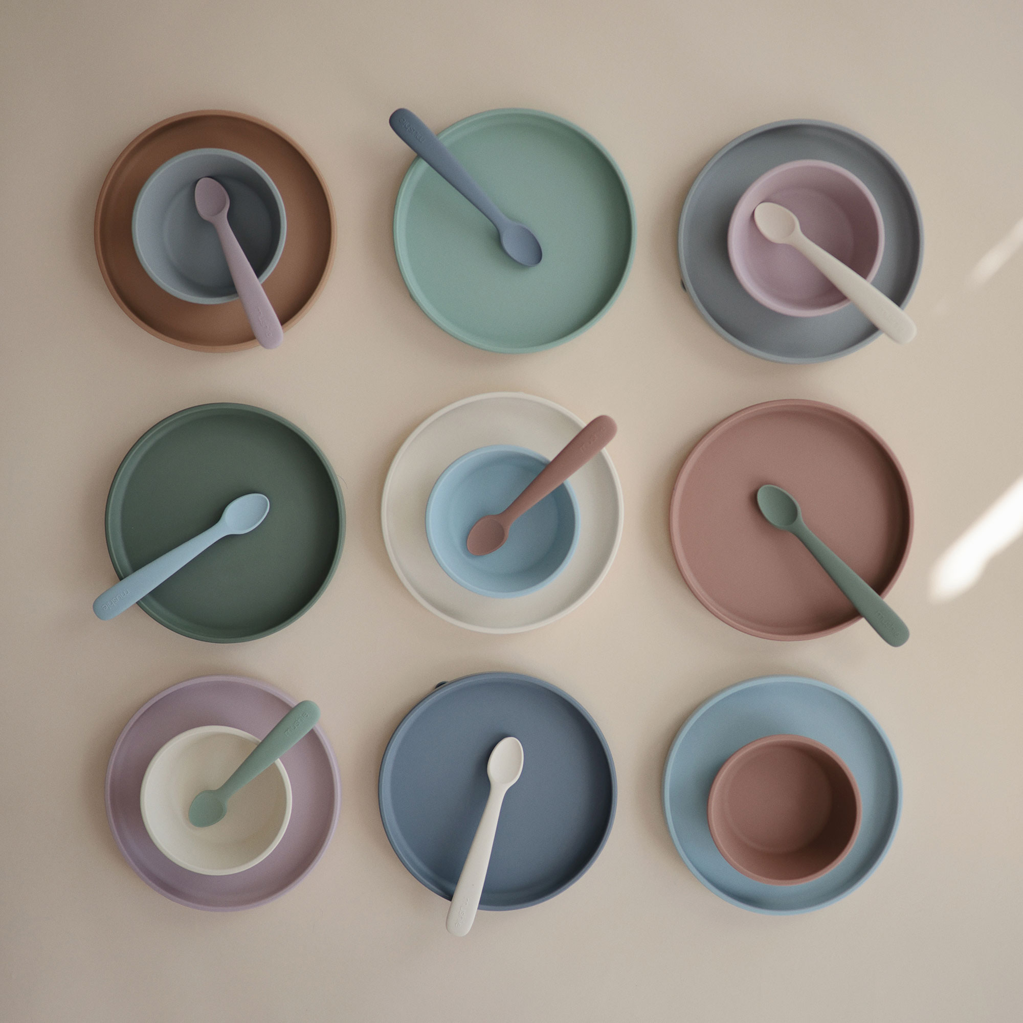 Mushie-Classic-silikonovy-tanier-s-prisavkou-stolovanie-square