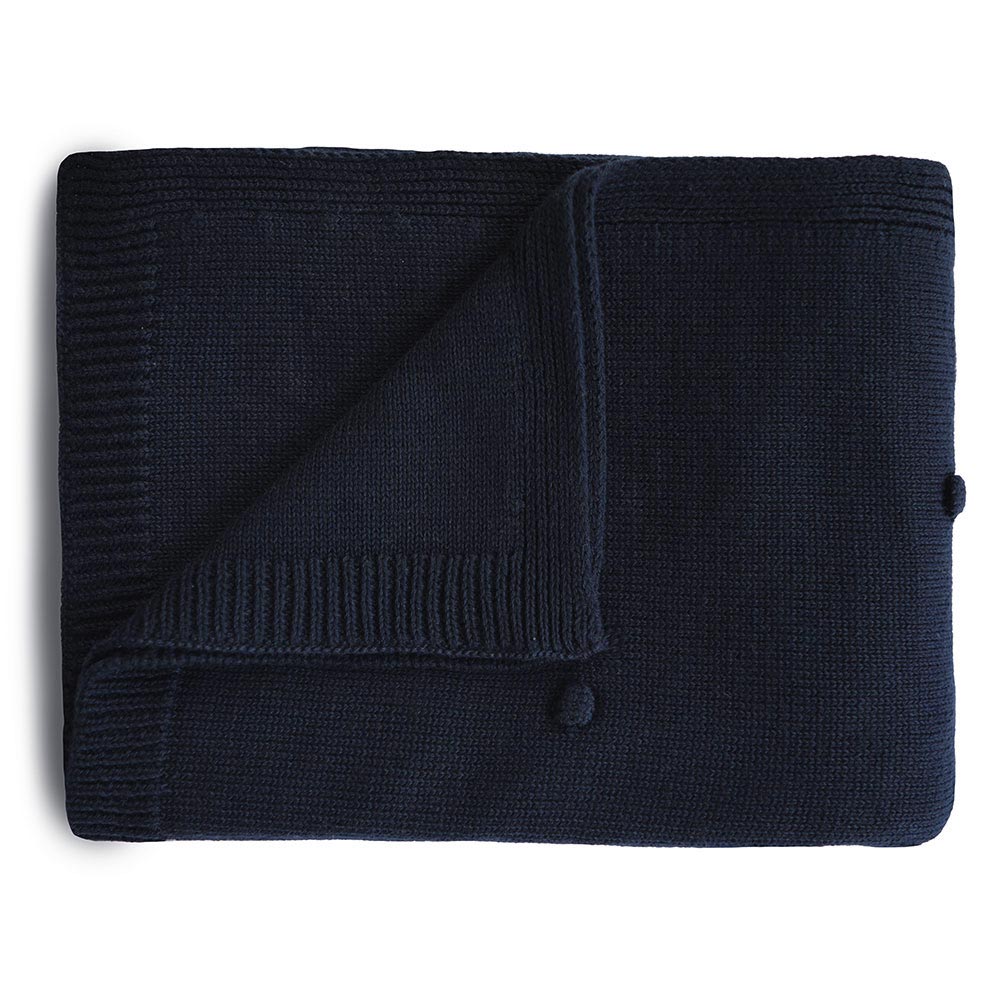 Mushie-pletena-detska-deka-z-organickej-bavlny-bodkovana-Dark-Navy