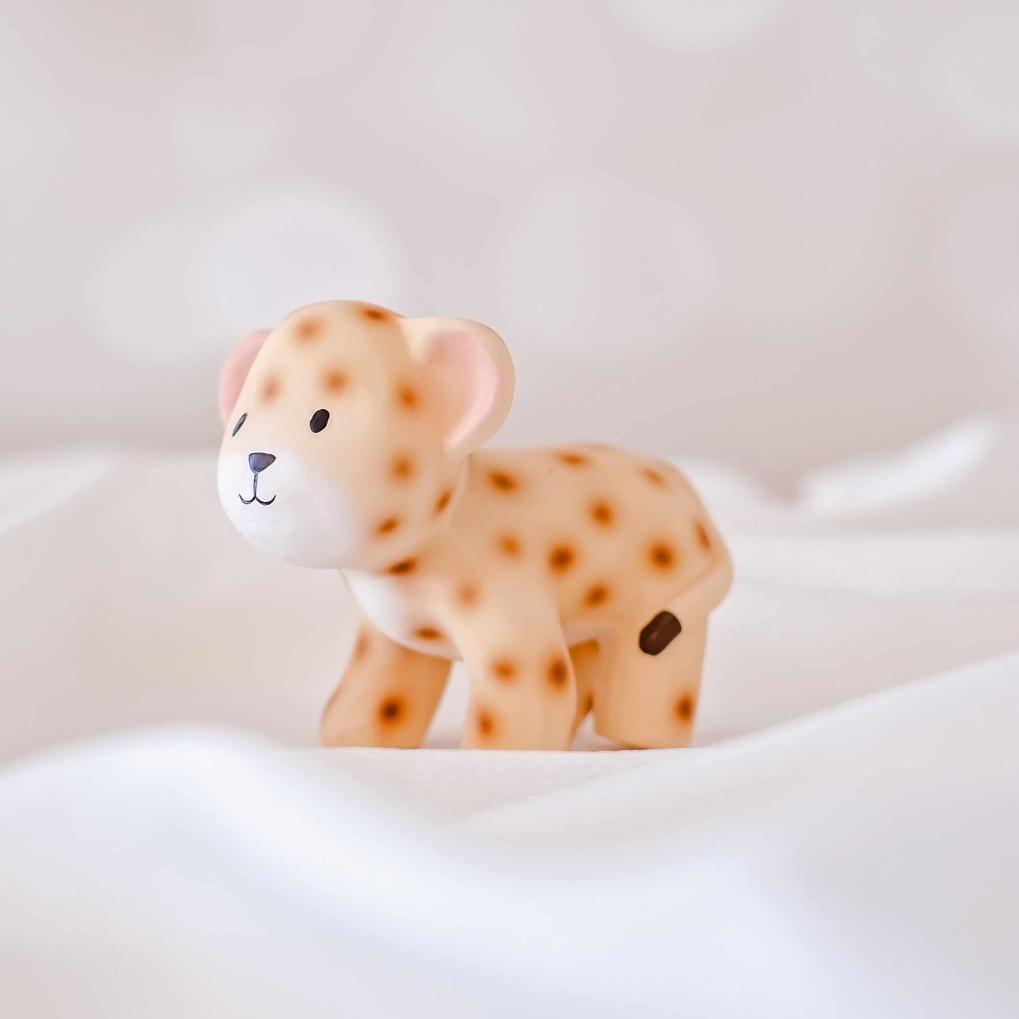 Tikiri-safari-hrkalka-hryzatko-z-prirodnej-gumy-leopard-square