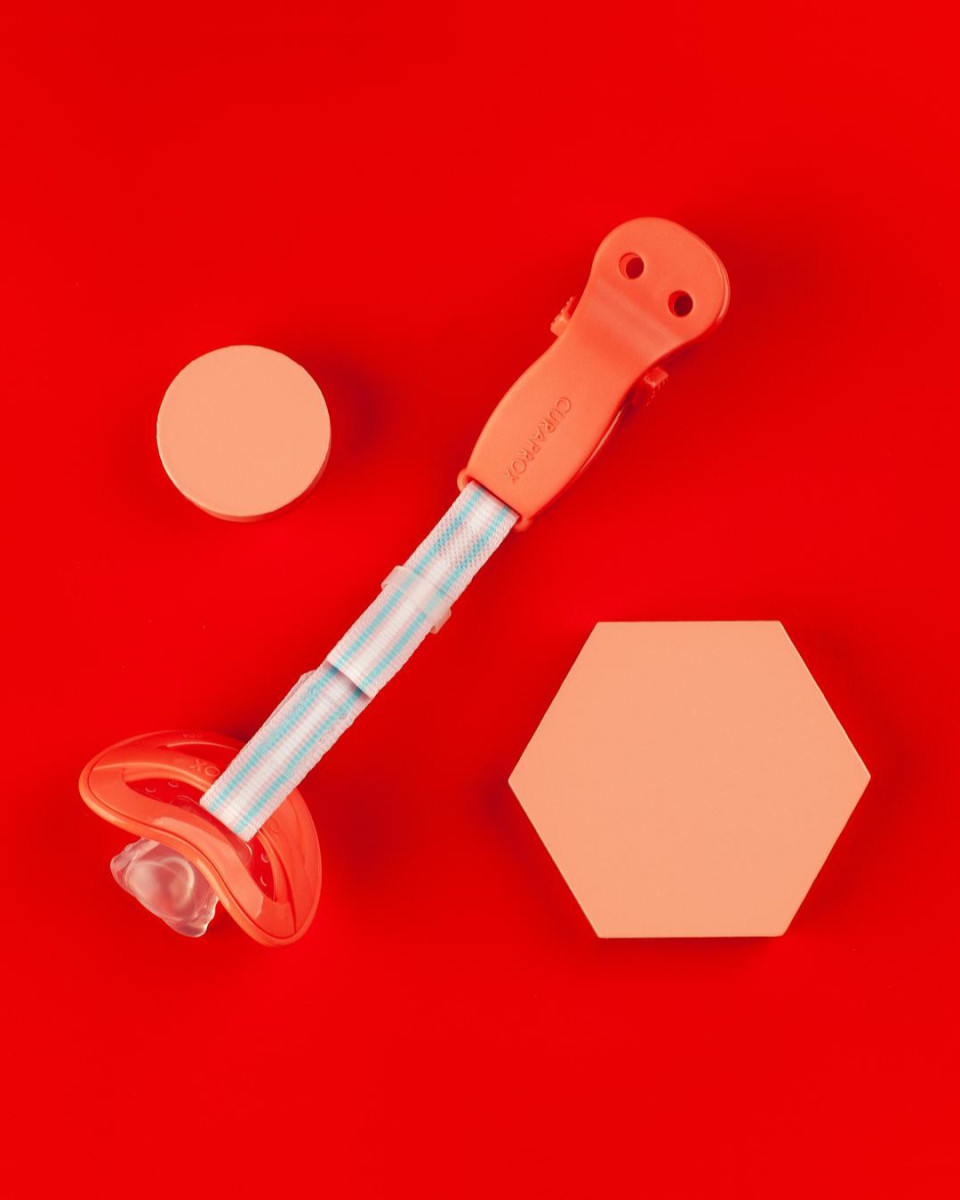 drziak-na-cumlik-curaprox-baby-koralovy
